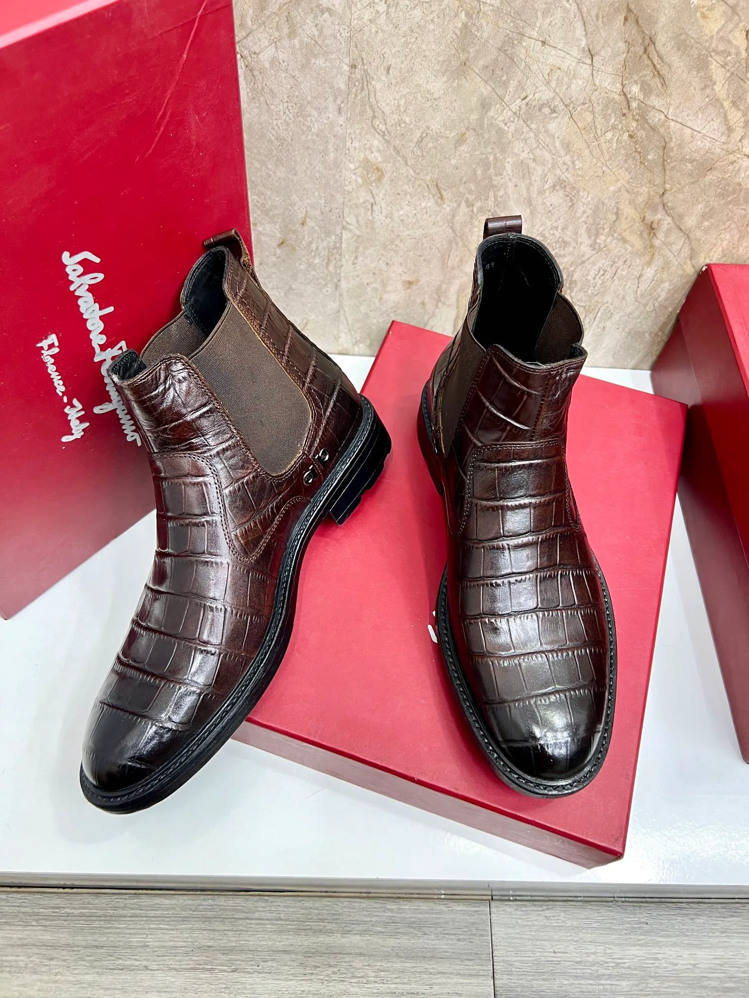Original order quality: Men's shoes 💰700 Brand: Ferragamo (Ferragamo) One size larger: Men's size 38-44 (45 customized) Grade: Same style as the official website High-end men's shoes Material: Original cowhide, cowhide lining, original outsole Style category: Chelsea men's boots Fashion trend Color: Actual picture